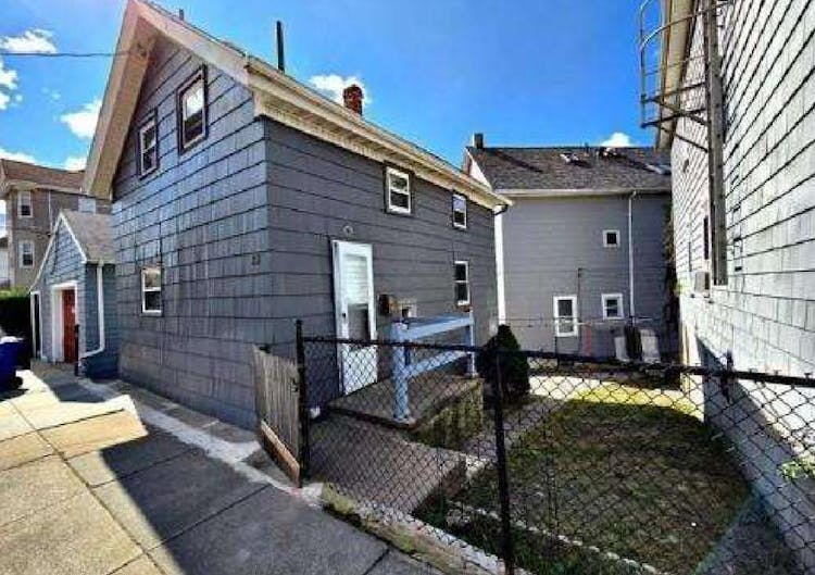 518 Snell St Fall River, MA 02721, Bristol County