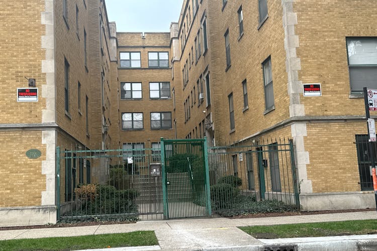 7205 S Yates Blvd  Unit 1b Chicago, IL 60649, Cook County