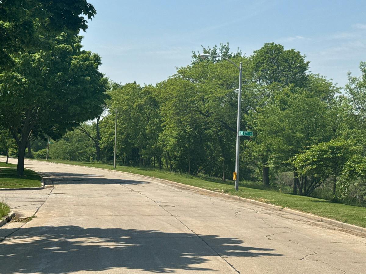 Lincoln Creek Dr, Milwaukee, WI 53218