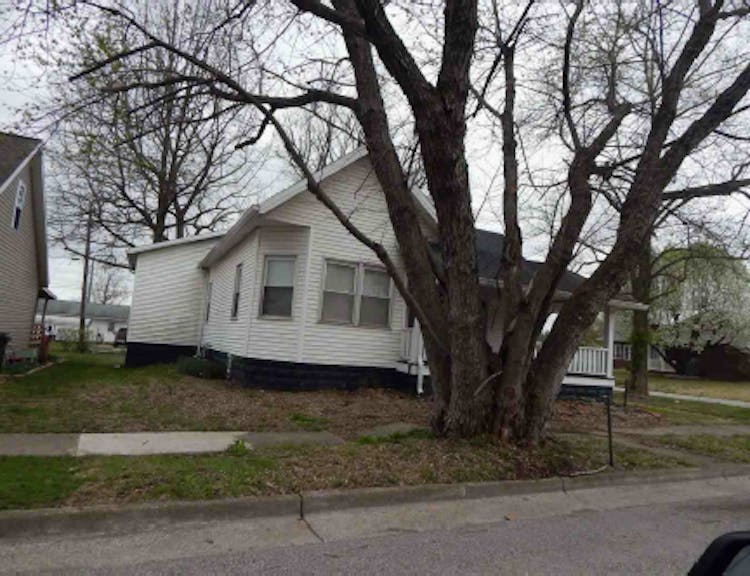 401 S 6th St Petersburg, IN 47567, Pike County