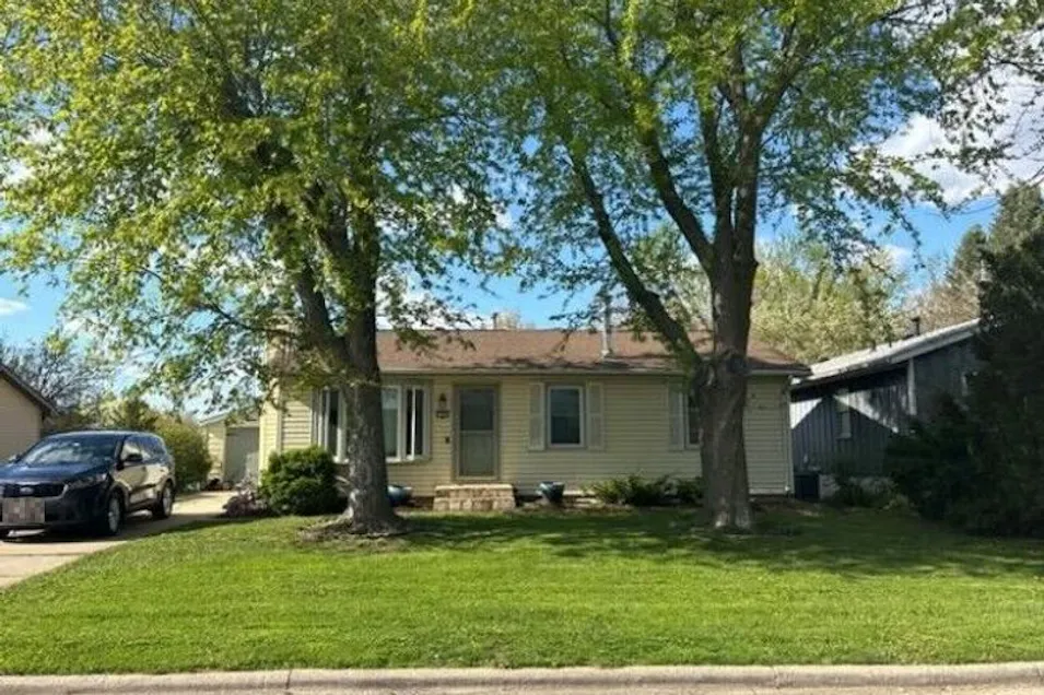 1321 Greenfield Dr Marshalltown, IA 50158, Marshall County