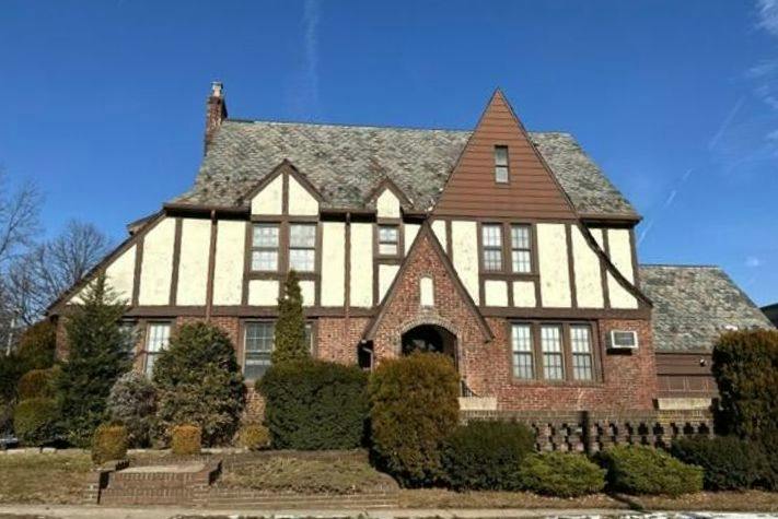 Willow St, Floral Park, NY 11001
