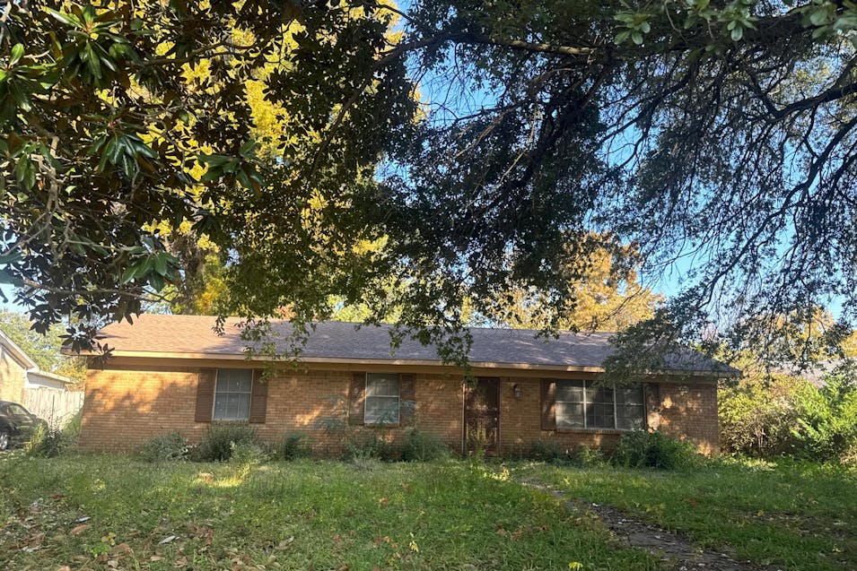 1106 W Claiborne Ave Greenwood, MS 38930, Leflore County