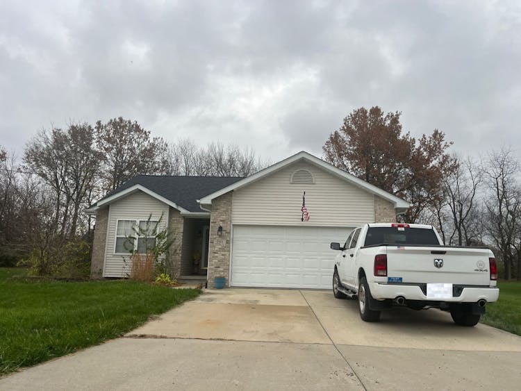 705 N Fulton St Gillespie, IL 62033, MacOupin County