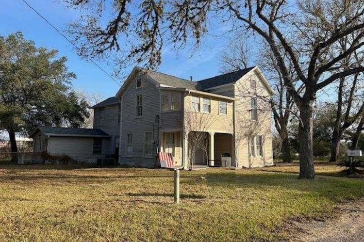 1007e 5th St Hallettsville, TX 77964, Lavaca County