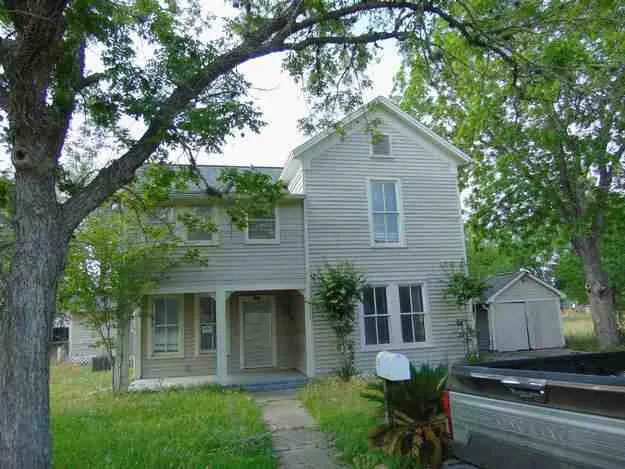 5th St, Hallettsville, TX 77964 #1