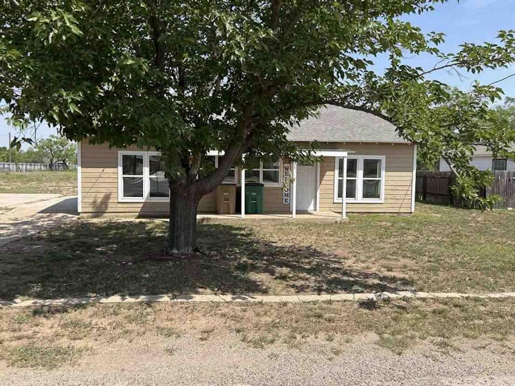 526 E 29th St San Angelo, TX 76903, Tom Green County