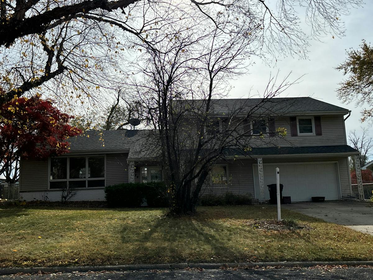 Ivy Ln, Peoria, IL 61614