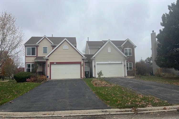450 Rosewood Xing Lindenhurst, IL 60046, Lake County