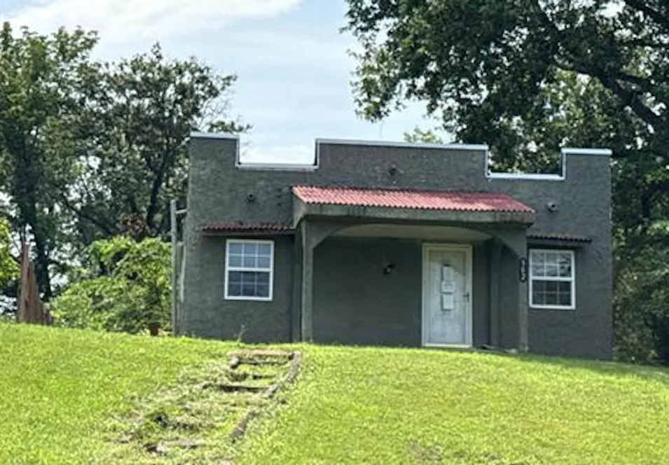 302 E Mulberry St Pinckneyville, IL 62274, Perry County
