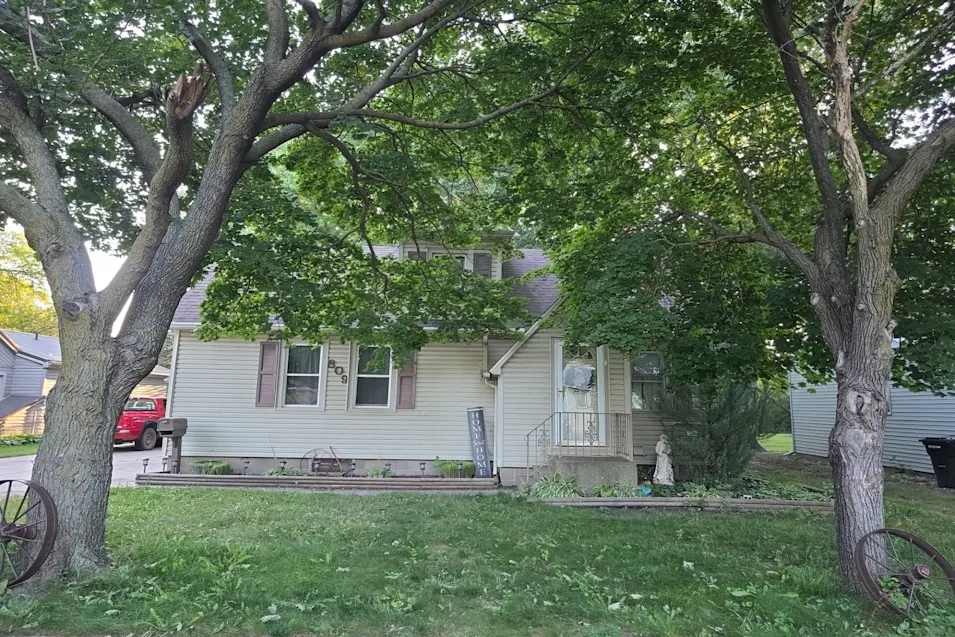 809 N 13th St Estherville, IA 51334, Emmet County