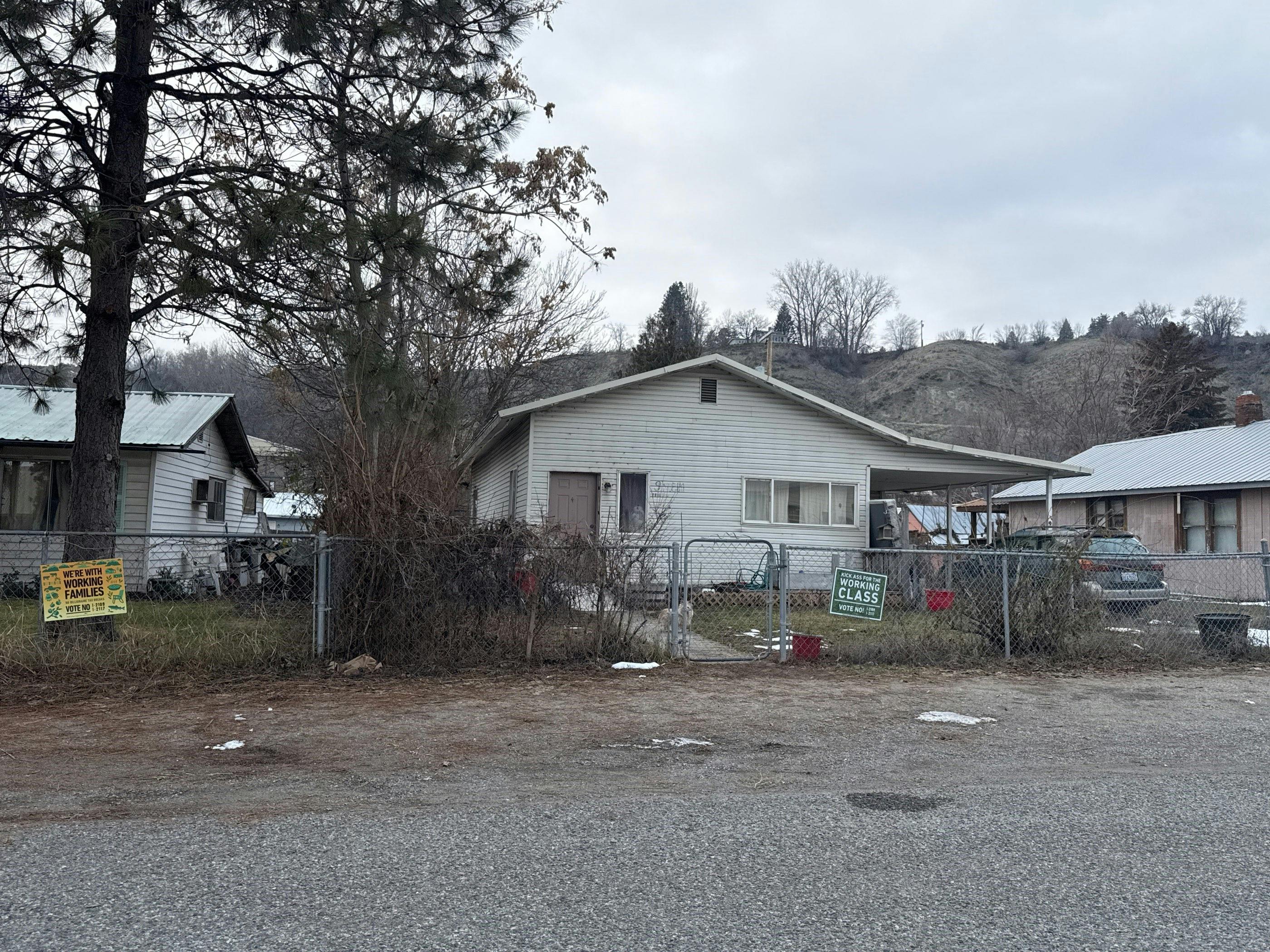 Elm St, Omak, WA 98841