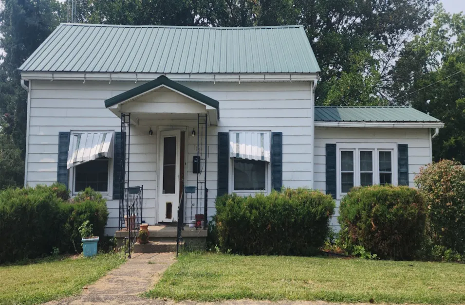 112 N 3rd St Grayville, IL 62844, White County