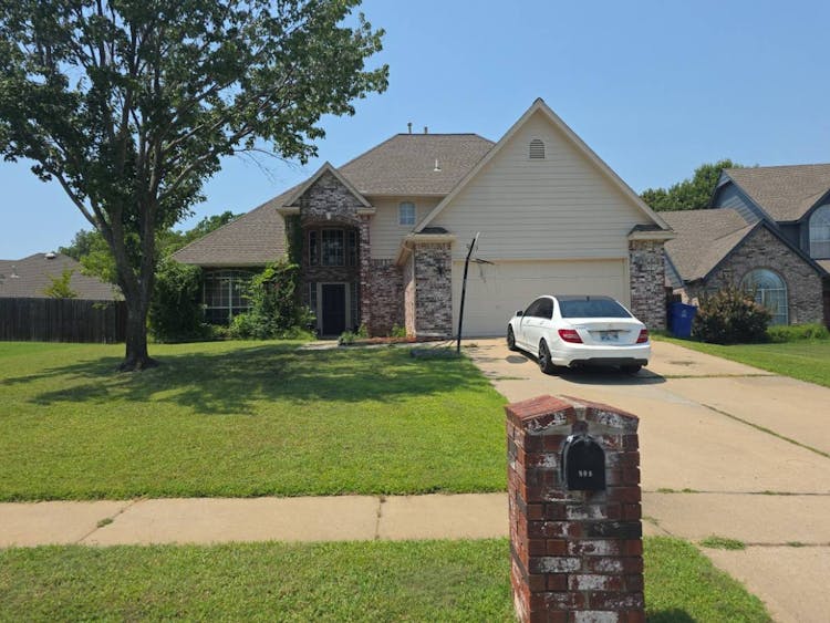 908 S Umbrella Cir Broken Arrow, OK 74012, Tulsa County