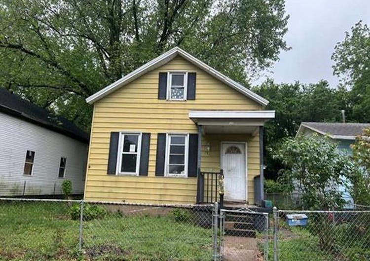 1851 W 6th St Davenport, IA 52802, Scott County