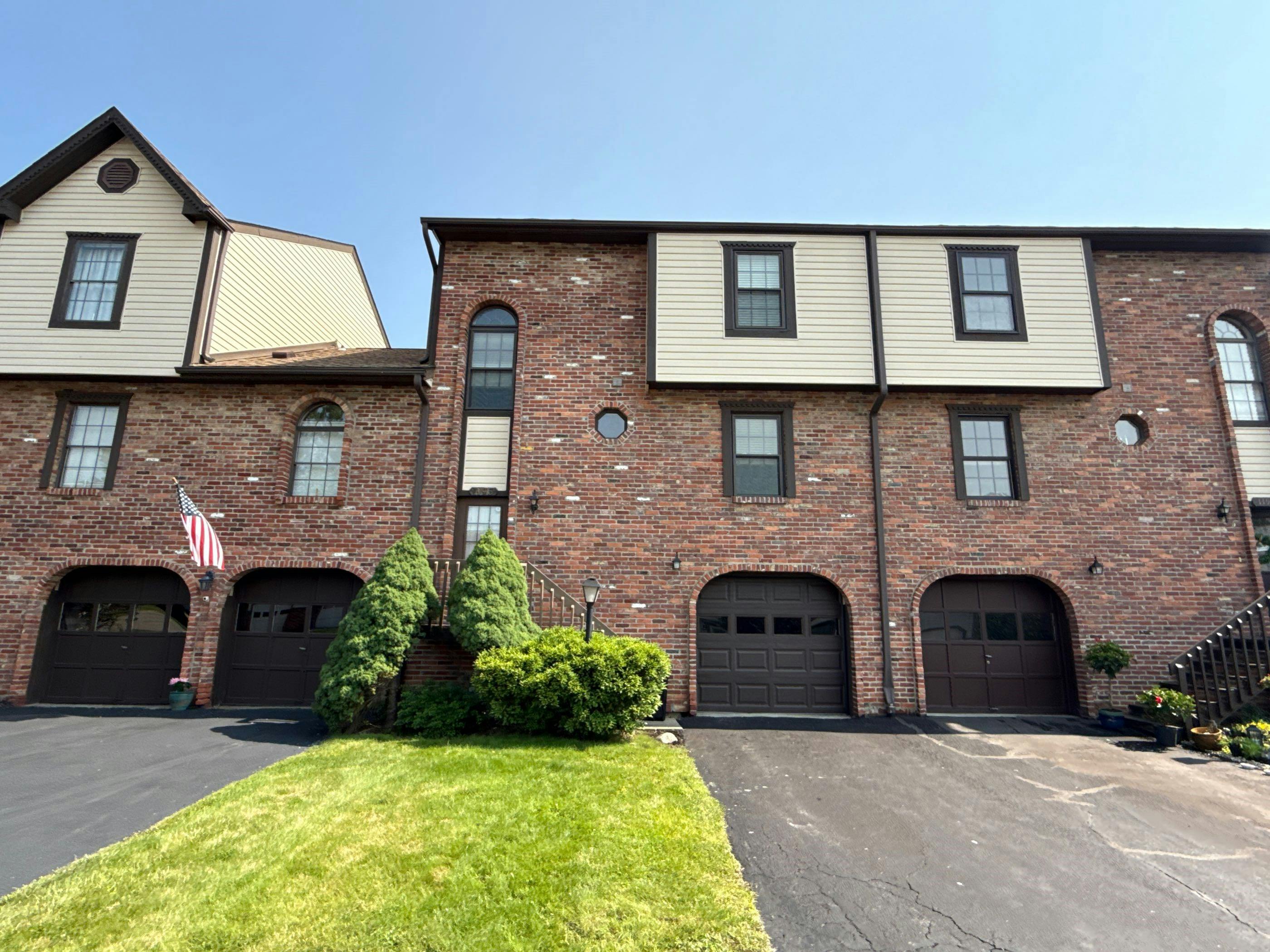 Valleyview Dr, Lawrence, PA 15055