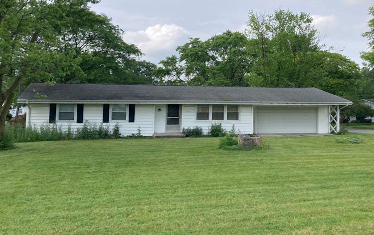 1105 W Main St Berne, IN 46711-1302, Adams County