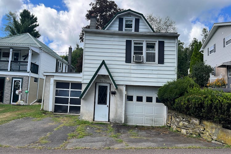 34 Maplewood Ave Dallas, PA 18612, Luzerne County