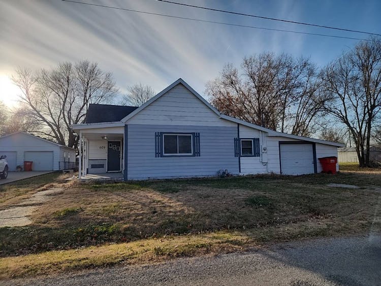 609 Elm Street Henrietta, MO 64036, Ray County