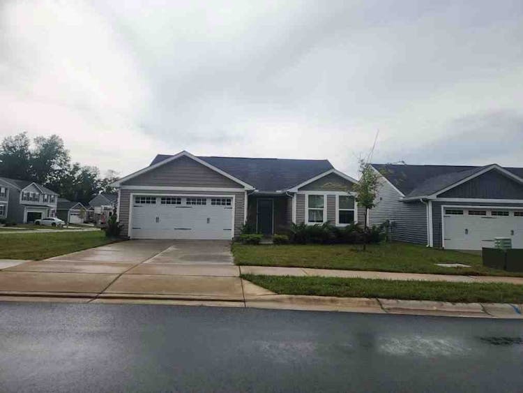 195 Skyway Dr Springfield, OH 45505, Clark County