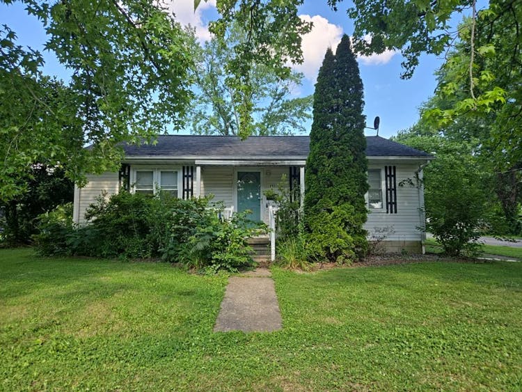 621 N 7th St Herrin, IL 62948, Williamson County