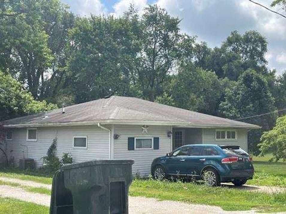 120 S Taylor St Clinton, IL 61727, Dewitt County