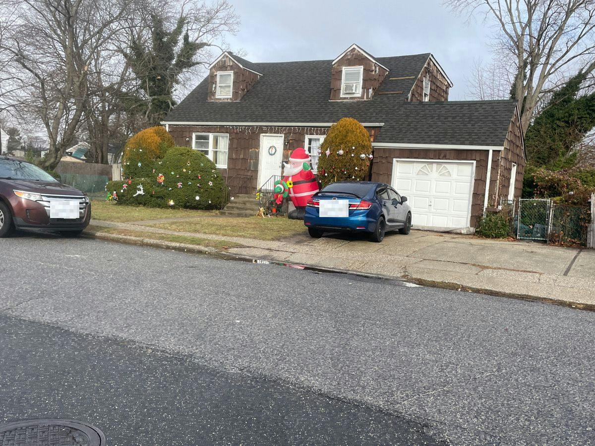 Clinton Ave, Lindenhurst, NY 11757