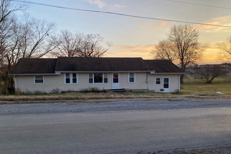 105 W Walker St Galatia, IL 62935, Saline County