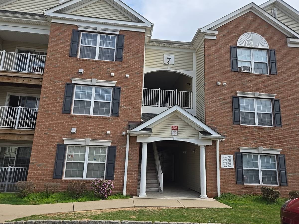 738 CEDAR Ct