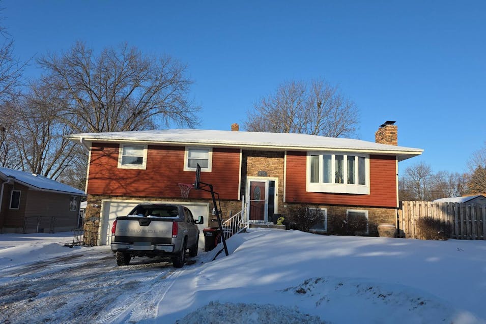 634 Greenway Ave N Saint Paul, MN 55128, Washington County