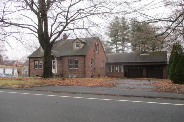 60 S Center St Windsor Locks, CT 06096, Hartford County