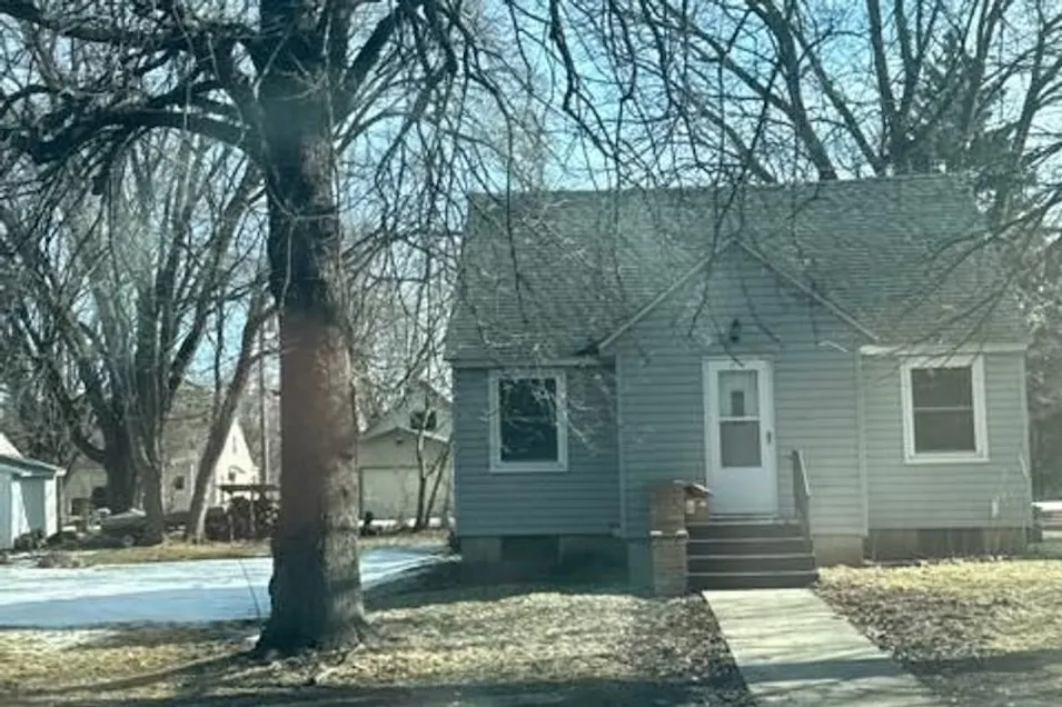 1047 9th Av SW Faribault, MN 55021, Rice County