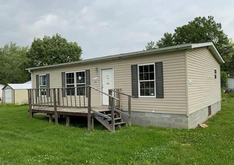 302 E Shasta St Wayne City, IL 62895, Wayne County