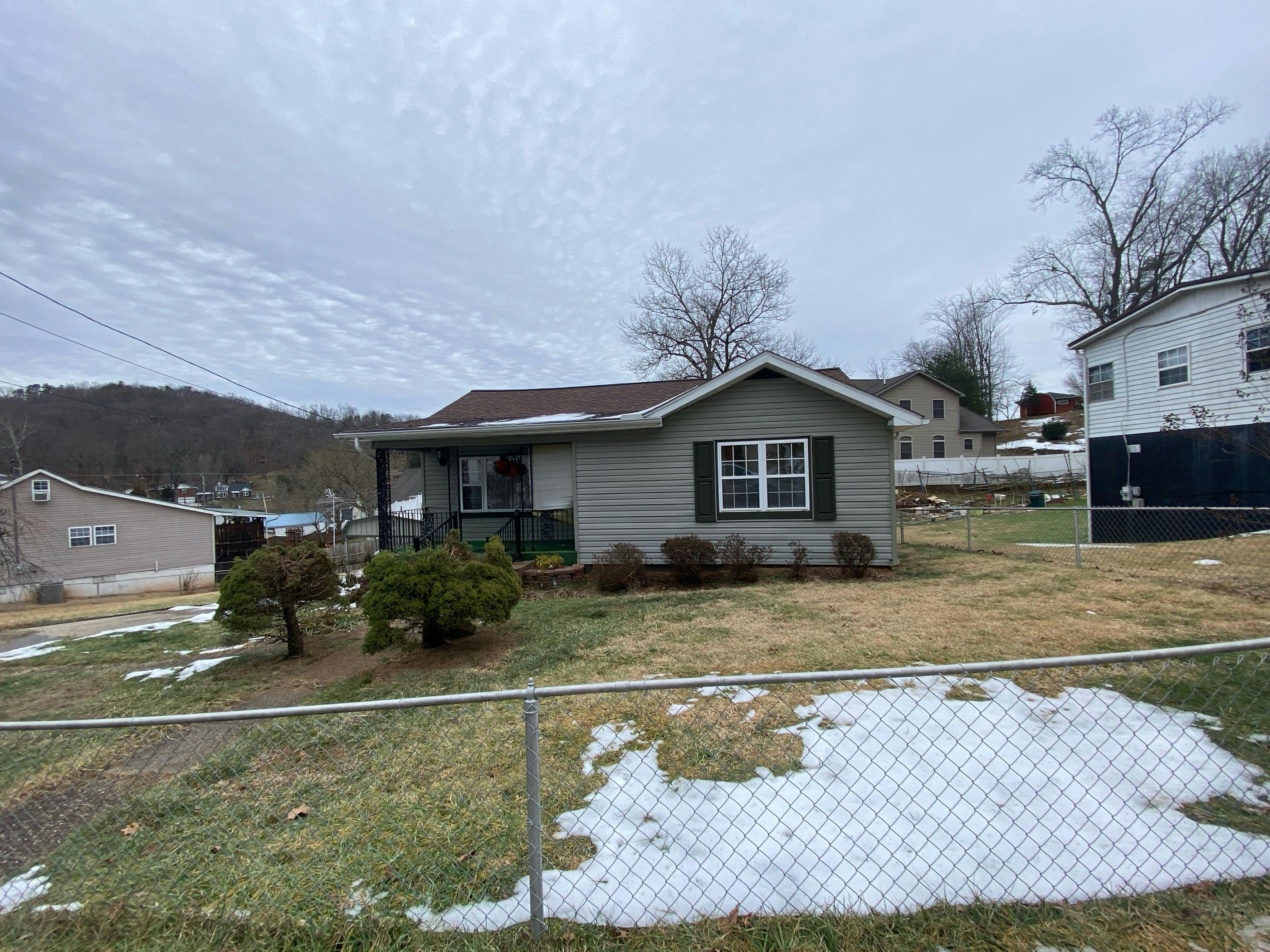 Valley Dr, Nitro, WV 25143
