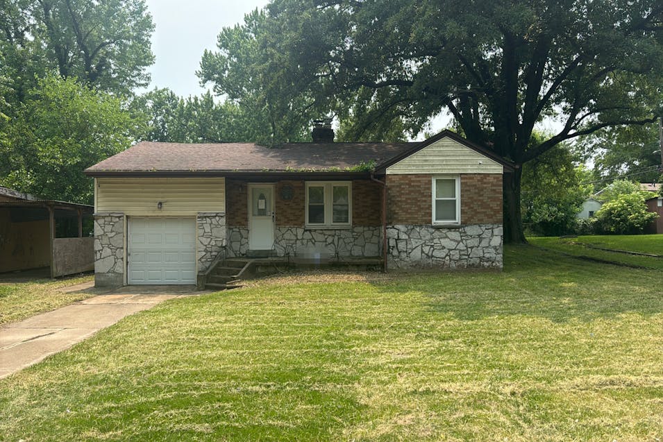 1572 Farmview Ave Saint Louis, MO 63138, St. Louis County
