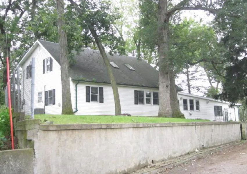 Waterbury Rd, Newton, IA 50208