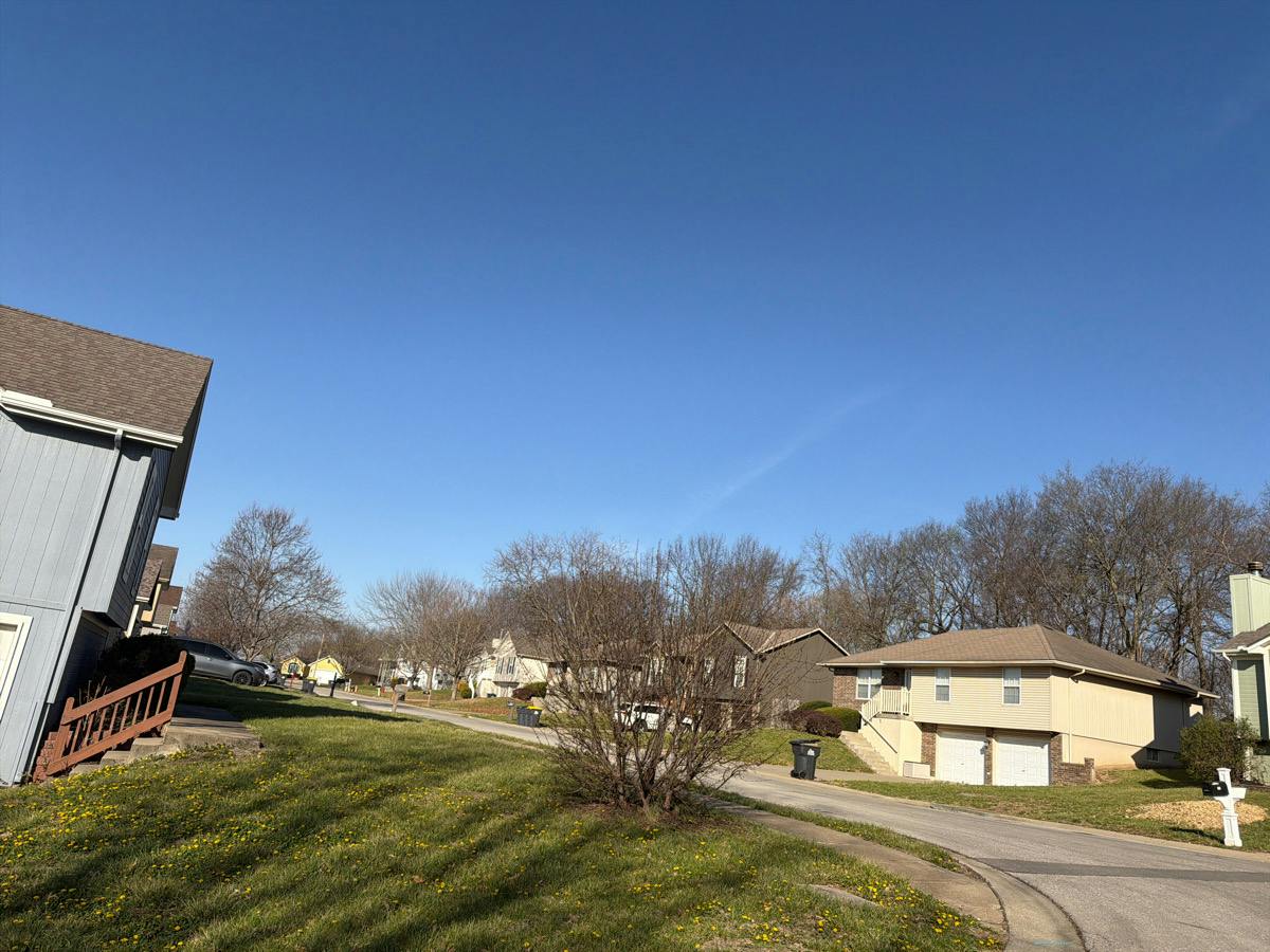 Richard Dr, Blue Springs, MO 64015