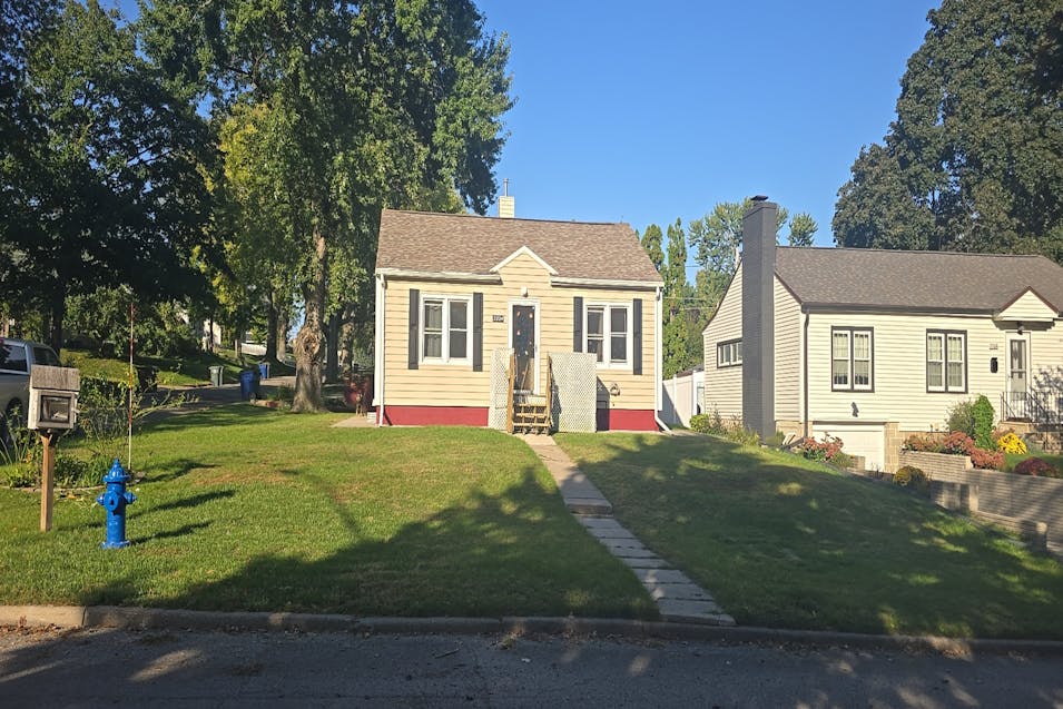 2224 W 7th St Waterloo, IA 50702, Black Hawk County