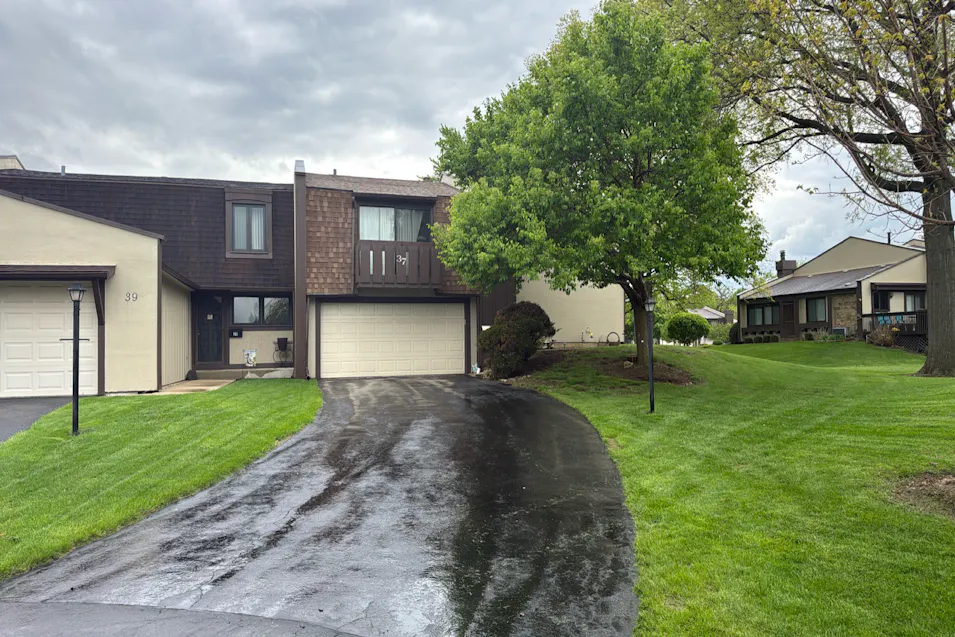 37 Elmwood Ct Indian Head Park, IL 60525, Cook County