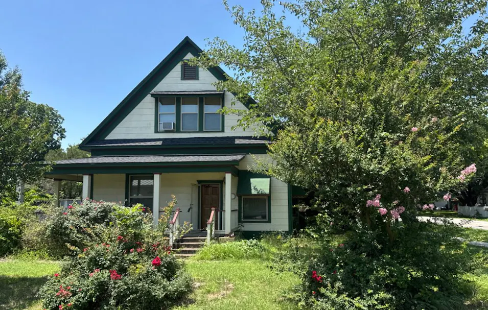 301 College Italy, TX 76651, Ellis County