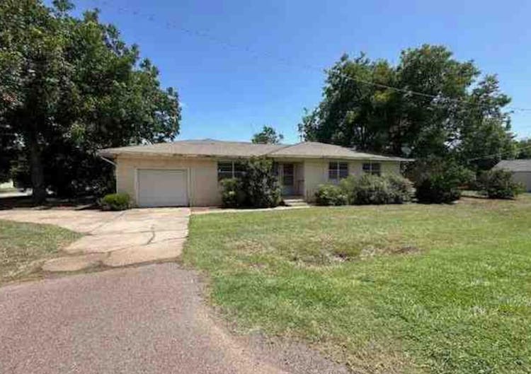 201 13th St Snyder, OK 73566, Kiowa County