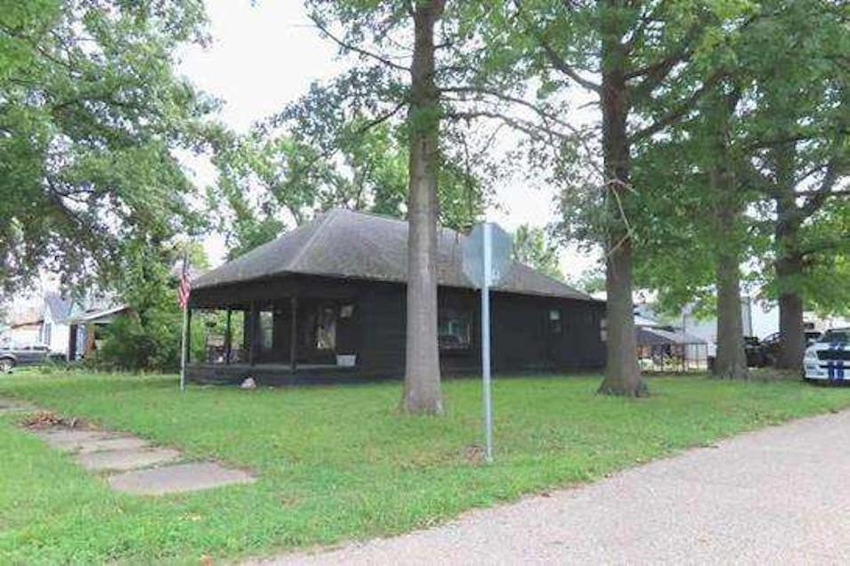 1058 S 3rd St Clinton, IN 47842, Vermillion County