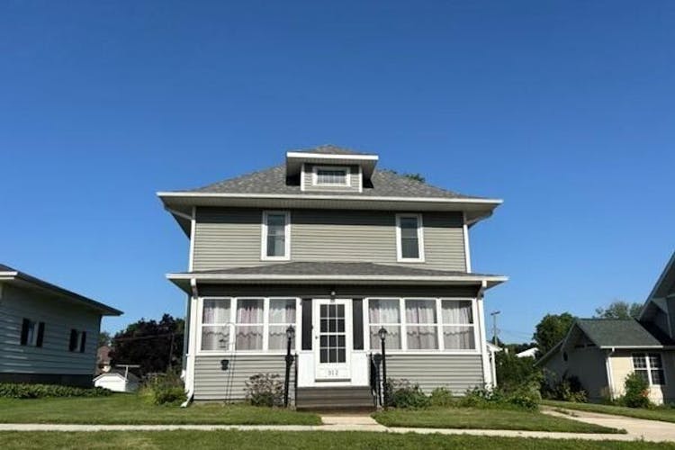 312 4th Ave Clarence, IA 52216, Cedar County