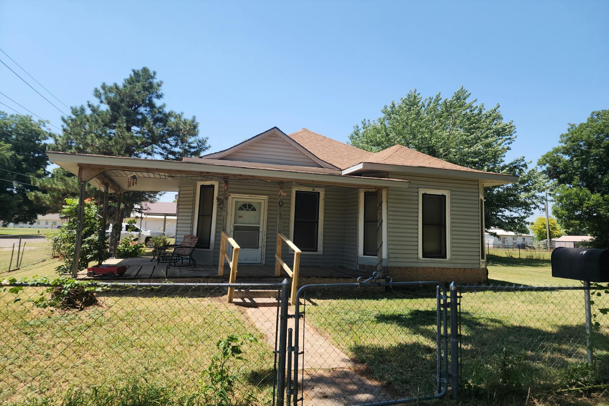 12th St, Chickasha, OK 73018