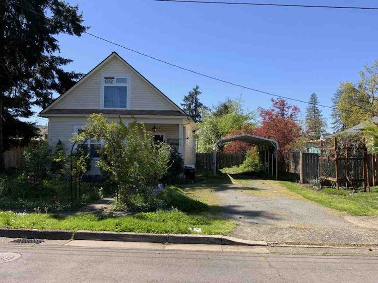 317 S 3rd St Cottage Grove, OR 97424, Lane County