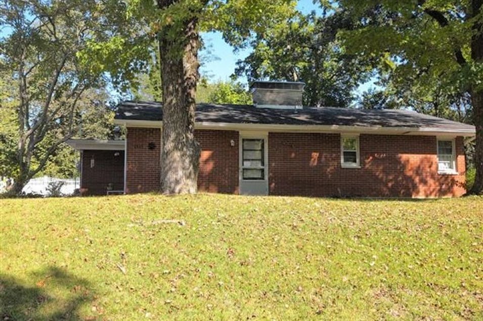 2131 Hill Crest Dr Highland, IL 62249, Madison County