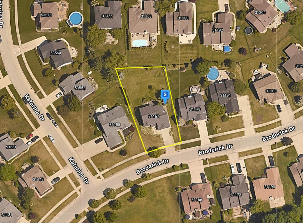 Broderick Dr, Chesterfield, MI 48051