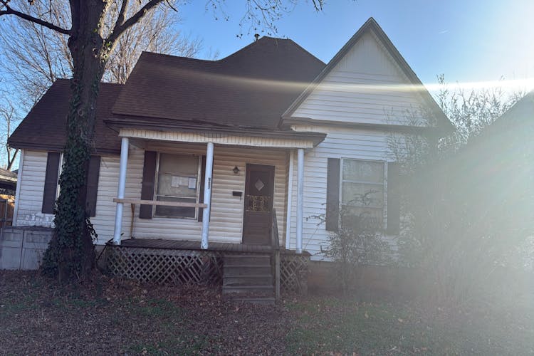 907 W Chickasha Ave Chickasha, OK 73018-2207, Grady County