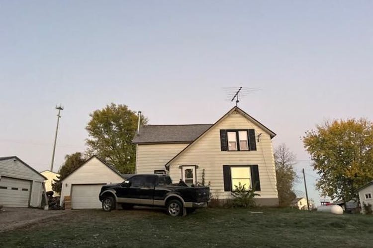 8 1st Ave Elberon, IA 52225, Tama County