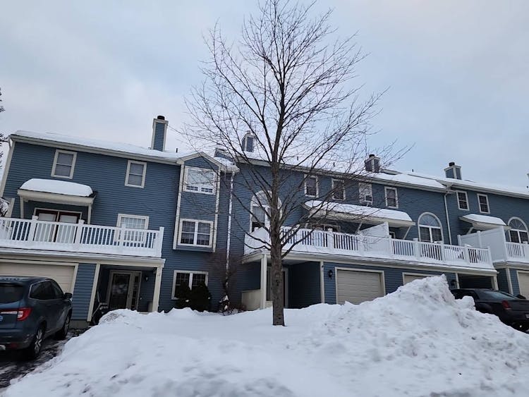 73 Colonial Dr Sturbridge, MA 01566, Worcester County